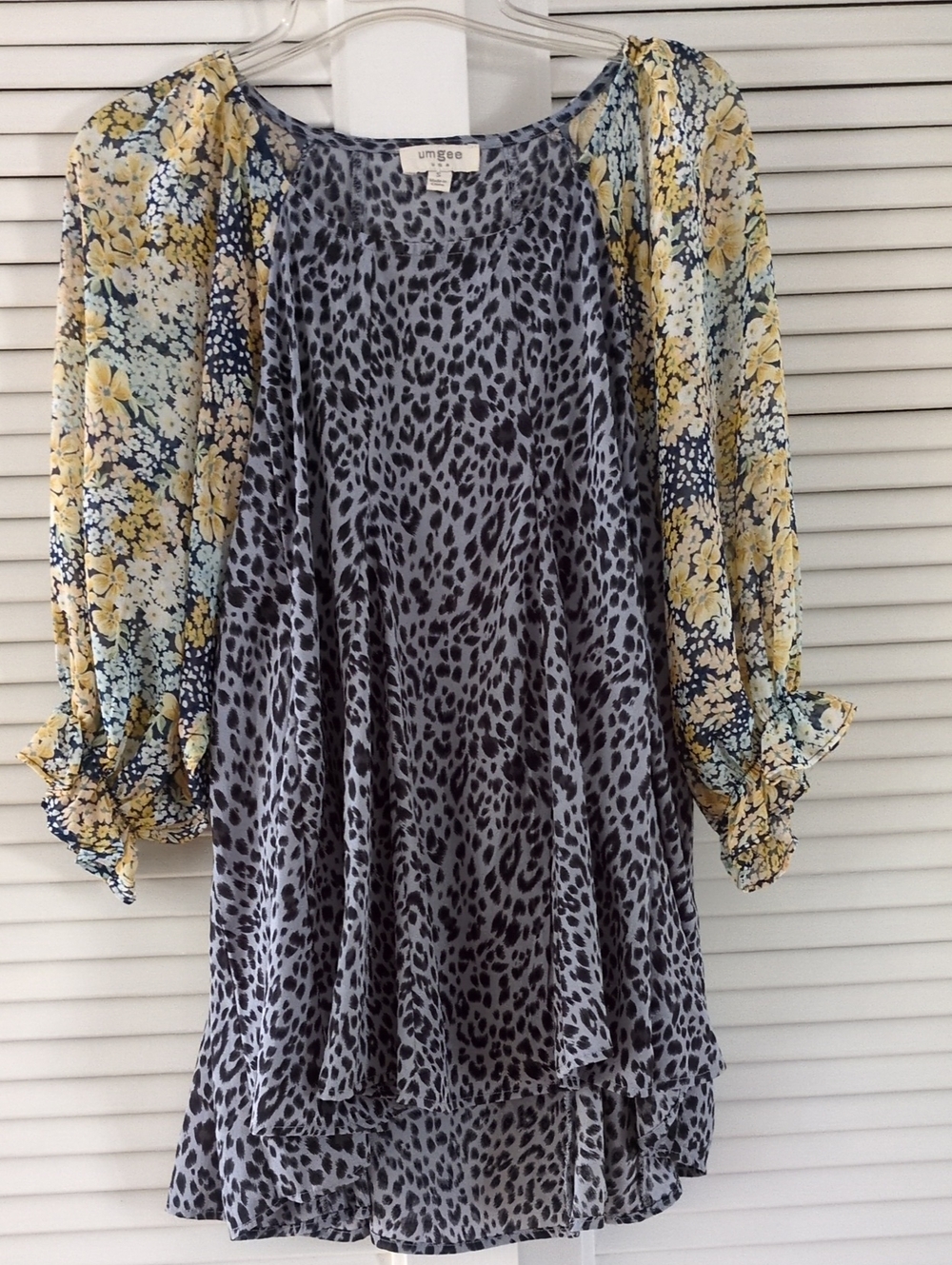 Umgee Grey Leopard-Print Tunic Top with Yellow Floral Sleeves  Size Small